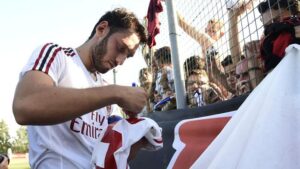 Esperimento Montella: con Calhanoglu mezzala tornano i conti