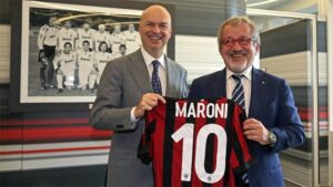 L’appello di Maroni: «Berlusconi, ricomprati il Milan e facci sognare ancora»
