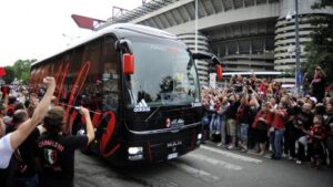Milan-Arsenal, l’arrivo dei pullman a San Siro – VIDEO