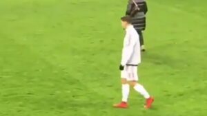 André Silva e la (triste) uscita dal campo post Milan-Crotone – VIDEO