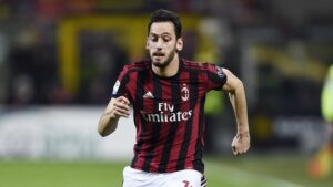 Calhanoglu salvo, esclusa la frattura del mignolo