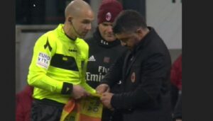 Gattuso sveglia anche il guardalinee e gli aggiusta la bandierina – FOTO