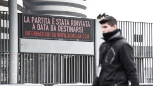 Milan-Genoa, la rabbia dei tifosi per il rinvio della gara (che rischia di scivolare ad ottobre)