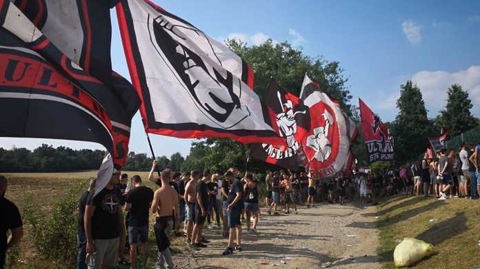 tifosi Milan (1) Tifosi Milanello