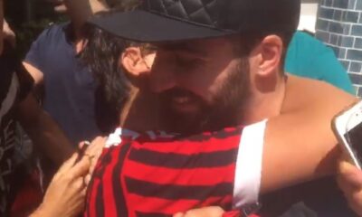 Higuain abbraccia tifoso