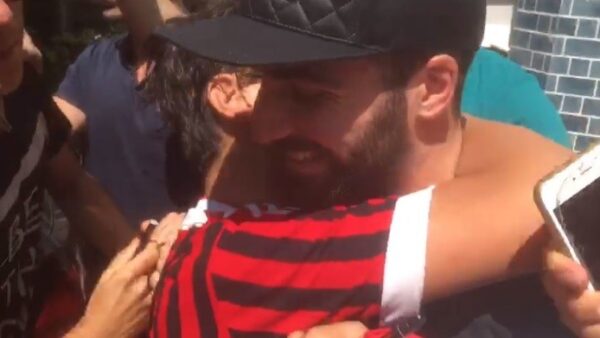Higuain abbraccia tifoso