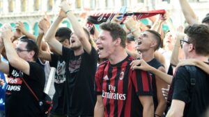 Ecco il saluto degli ultras rossoneri alla delegazione arbitrale in aeroporto