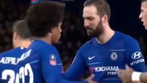 Tifosi del Chelsea già disperati: «Piatek ha segnato due gol, Higuain ha rifiutato un rigore»
