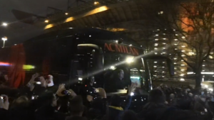 Verso Milan-Man United: l’arrivo del pullman rossonero a San Siro VIDEO