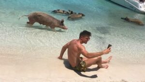 Instagram, Piatek alle Bahamas in compagnia…dei maiali – FOTO