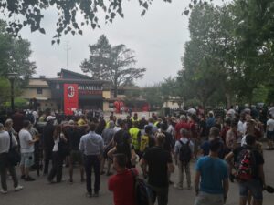 Milan, tanti tifosi a Milanello a sostenere la formazione rossonera – FOTO