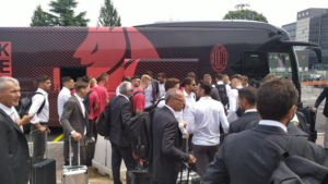 Il Milan è arrivato a Malpensa: a breve la partenza per gli USA – VIDEO
