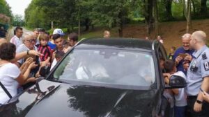 Tifosi scatenati a Milanello: «Dai Maldini, ora portaci Icardi» – VIDEO