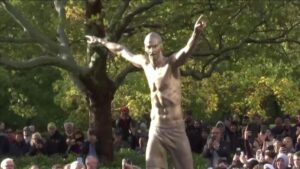 La statua di Ibrahimovic devastata in Svezia potrebbe finire a Milano