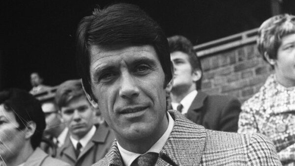 NEC tegen Feyenoord 0 2. A. C. Milaan hulptrainer Maldini op tribune, Bestanddeelnr 922 9044 (1) (1)