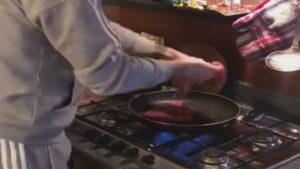 Calabria cuoco d’eccezione, Gigio lo prende in giro – VIDEO
