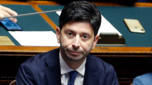 Speranza: «Negli stadi solo con tampone negativo, le misure funzionano»