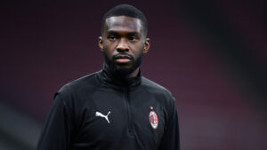 Tomori perde una strana sfida con i compagni – VIDEO