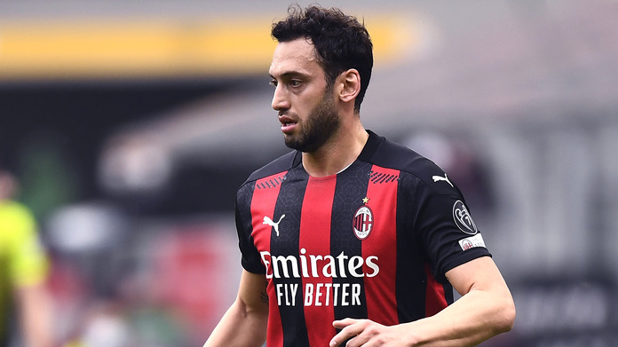 Milan, se salta il rinnovo di Calhanoglu c'è già pronto il sostituto 26 Calhanoglu 2NC2757 1 1
