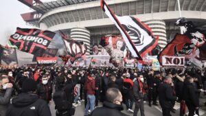 Derby, le immagini più belle dei tifosi a San Siro – FOTO