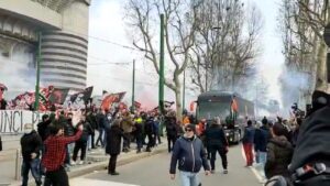 Pullman del Milan arrivato allo stadio, ecco la riposta dei tifosi – VIDEO
