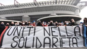 Derby della solidarietà, il bel gesto delle tifoserie di Milan e Inter – FOTO