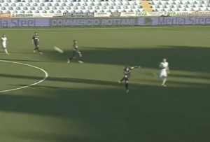 Serie B, un gol clamoroso di Castagnetti della Cremonese – VIDEO
