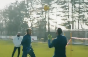 Donnarumma sfida il fratello a calcio tennis: ecco il vincitore – VIDEO