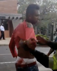 Guarin shock: aggredisce i genitori e poi si scontra con i poliziotti – VIDEO