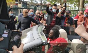Kessiè, che accoglienza a Milanello: «C’è solo un presidente» – VIDEO