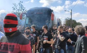 Tifosi Milanello, la carica prima di Atalanta-Milan – VIDEO