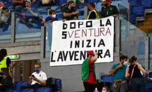 Striscione ironico in Turchia Italia: «Dopo la sVentura inizia l’avventura»