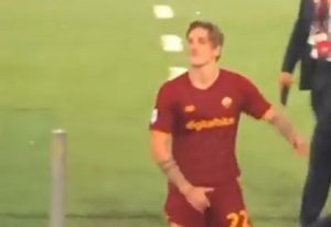 Lazio Roma, gestaccio di Zaniolo ai tifosi biancocelesti – VIDEO