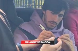 Tonali saluta i tifosi a Milanello: selfie e autografi con i rossoneri – VIDEO