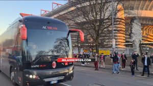 Milan-Spezia, arrivati a San Siro i pullman delle due squadre – FOTO