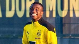 Moukoko Dortmund, c’è aria d’addio: l’agente «Rinnovo in bilico»