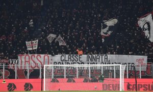 Tassotti, il bellissimo omaggio della Curva Sud: «Bandiera mai ammainata»