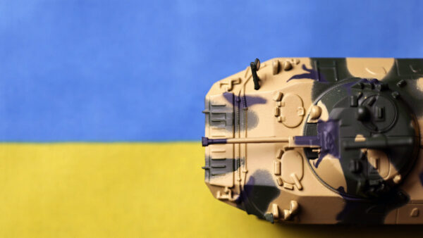 Ein russischer Panzer vom Typ BTR 90 (gepanzerter Personentransporter) steht auf einer Ukrainischen Flagge. In der Ukrai