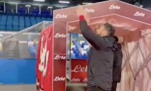 Giroud capo ultras: esalta così il settore ospiti dopo Napoli-Milan – VIDEO