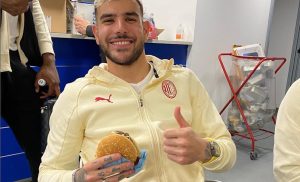 Theo Hernandez festeggia: dopo la pizza di Napoli ecco l’hamburger
