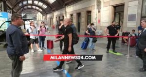 Milan, ecco la partenza verso Reggio Emilia per la gara col Sassuolo – VIDEO