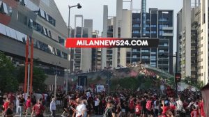 Festa scudetto, il Pullman scoperto parte da Casa Milan – FOTO