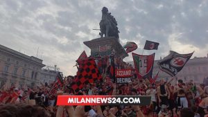 Milan, esplode la festa in Piazza Duomo: tifosi rossoneri in estasi – VIDEO