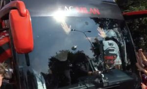 Ibrahimovic come Hulk: rompe il vetro del pullman per caricare i tifosi – VIDEO