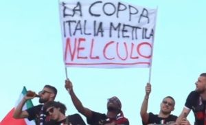 Striscione sul pullman Milan: «La Coppa Italia mettitela nel culo». La FIGC indaga