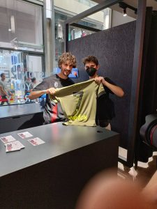Milan, autografi per Adli allo store downtown – VIDEO MN24