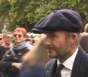 Beckham in coda per 13 ore per rendere omaggio alla regina Elisabetta – VIDEO