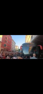 Milan partito per San Siro: si avvicina la sfida con il Napoli – VIDEO