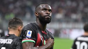 Compleanno Tomori, gli auguri del Milan sui social