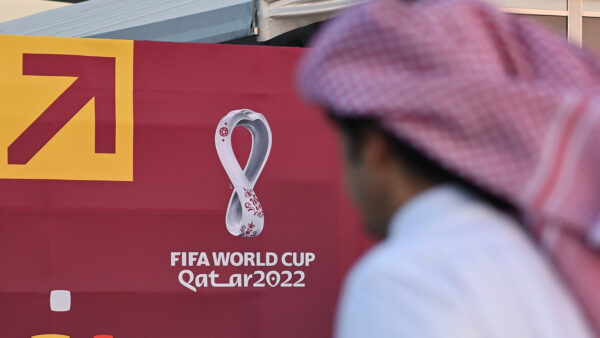 Katarische Fans,Fussballfans landestypischer Kleidung auf dem Weg ins Stadion,Logo,Emblem. Spiel 1,Gruppe A Qatar Ecua